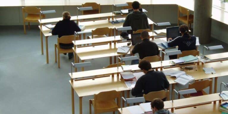 Milhares de alunos têm de comprovar alojamento