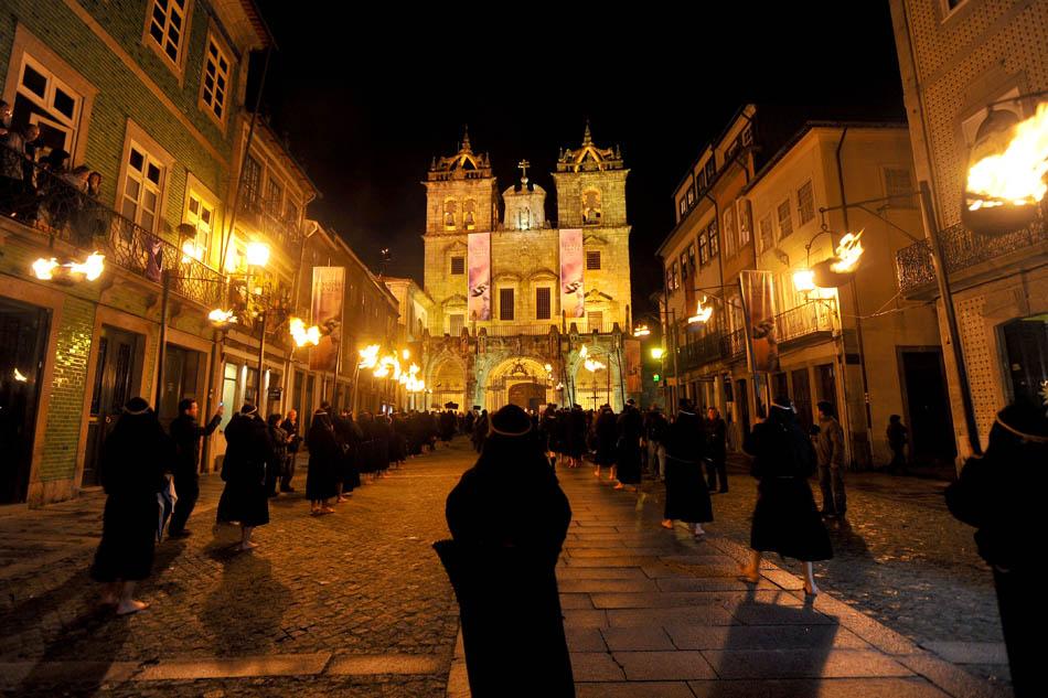 Farricocos na rua anunciam procissão Ecce Homo
