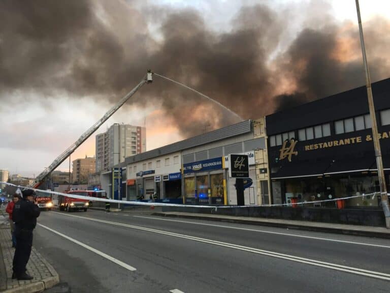 Incêndio em armazém de tintas está dominado