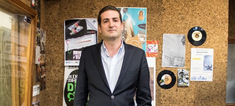 "Carlos Almeida tem desaparecido do combate político"